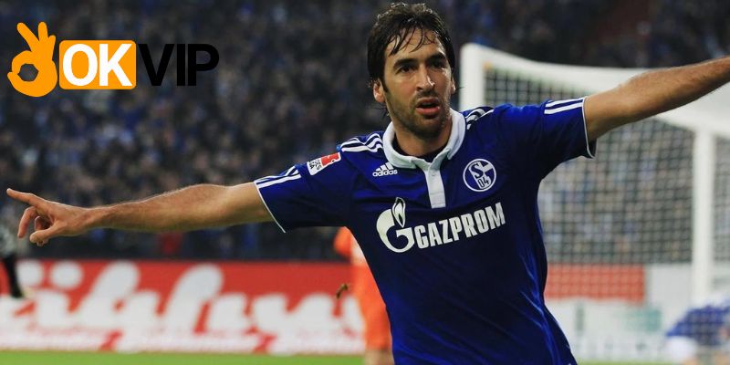 Raúl González khi thi đấu ở CLB Schalke 04